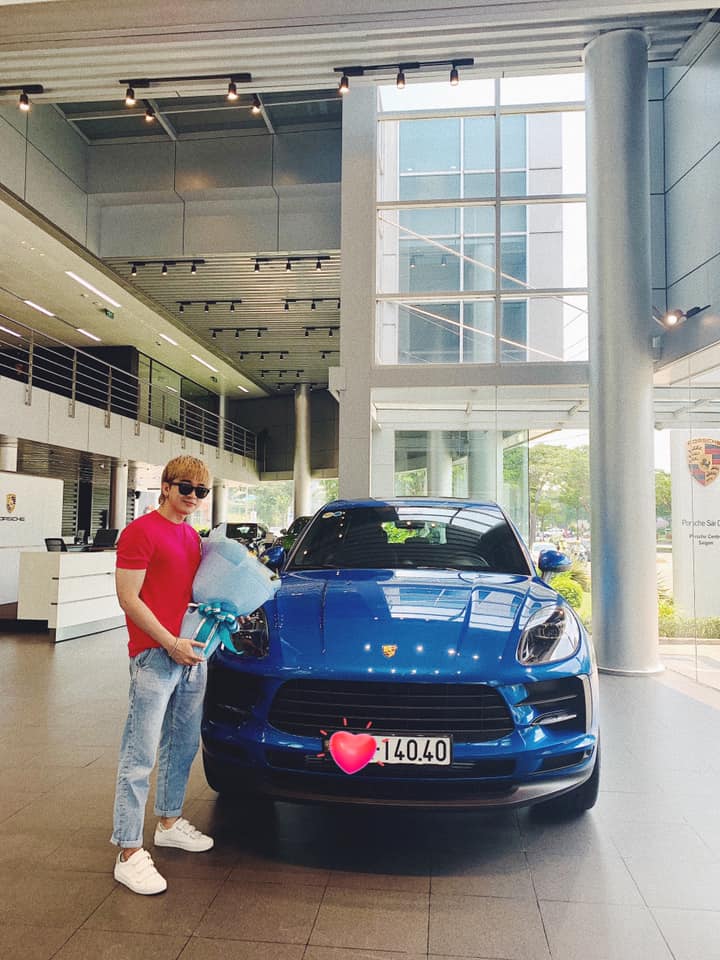Kh&ocirc;ng lựa chọn Mercedes-Benz GLC như c&aacute;c đồng nghiệp kh&aacute;c, Chi D&acirc;n lại đập hộp Porsche Macan