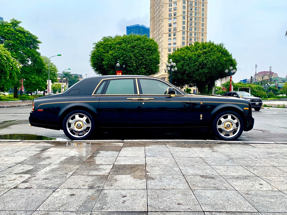 Đ&acirc;y l&agrave; 1 trong 3 chiếc xe Rolls-Royce Phantom tại Việt Nam đ&atilde; được độ một số chi tiết bằng v&agrave;ng 24k