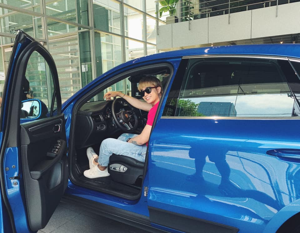 Nam ca sĩ đẹp trai b&ecirc;n trong khoang l&aacute;i của SUV hạng sang Porsche Macan 2019