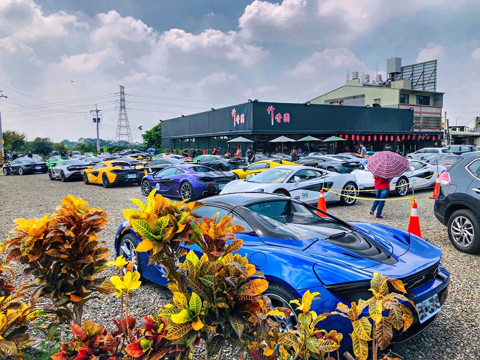 Kh&ocirc;ng đủ chỗ đậu xe một chiếc McLaren 720S m&agrave;u xanh dương phải đỗ v&ograve;ng ngo&agrave;i