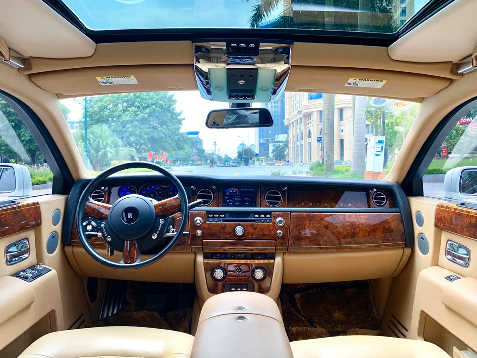 Nội thất chiếc Rolls-Royce Phantom đời cũ mạ v&agrave;ng 24k đang rao b&aacute;n 15 tỷ đồng