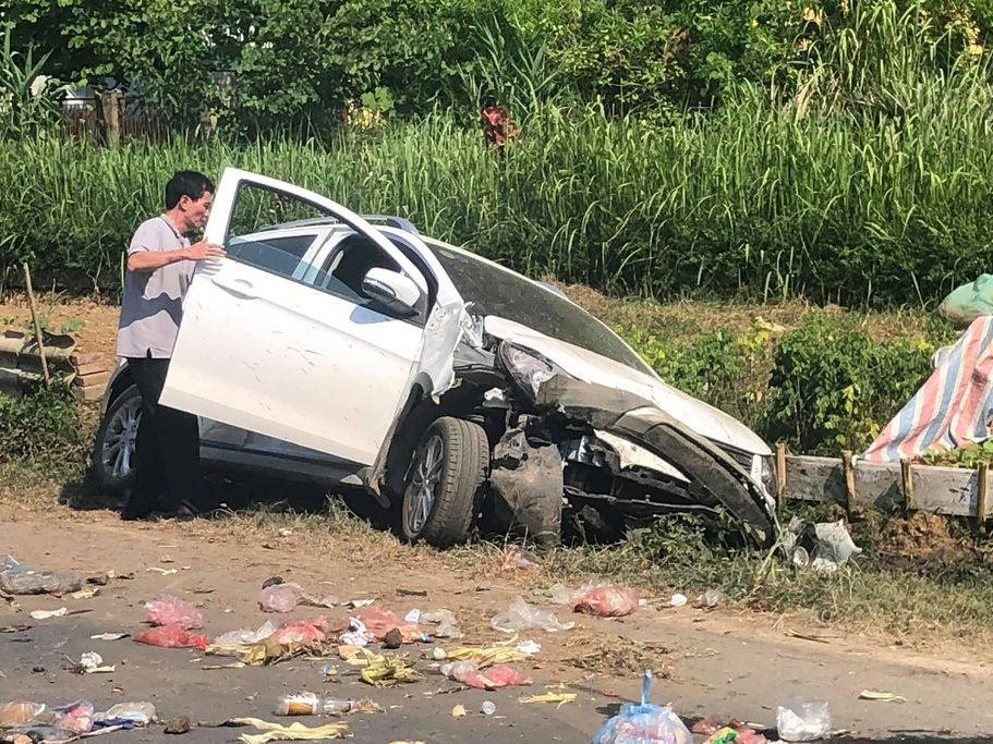 Phần đầu xe VinFast Fadil bị hư hỏng nặng