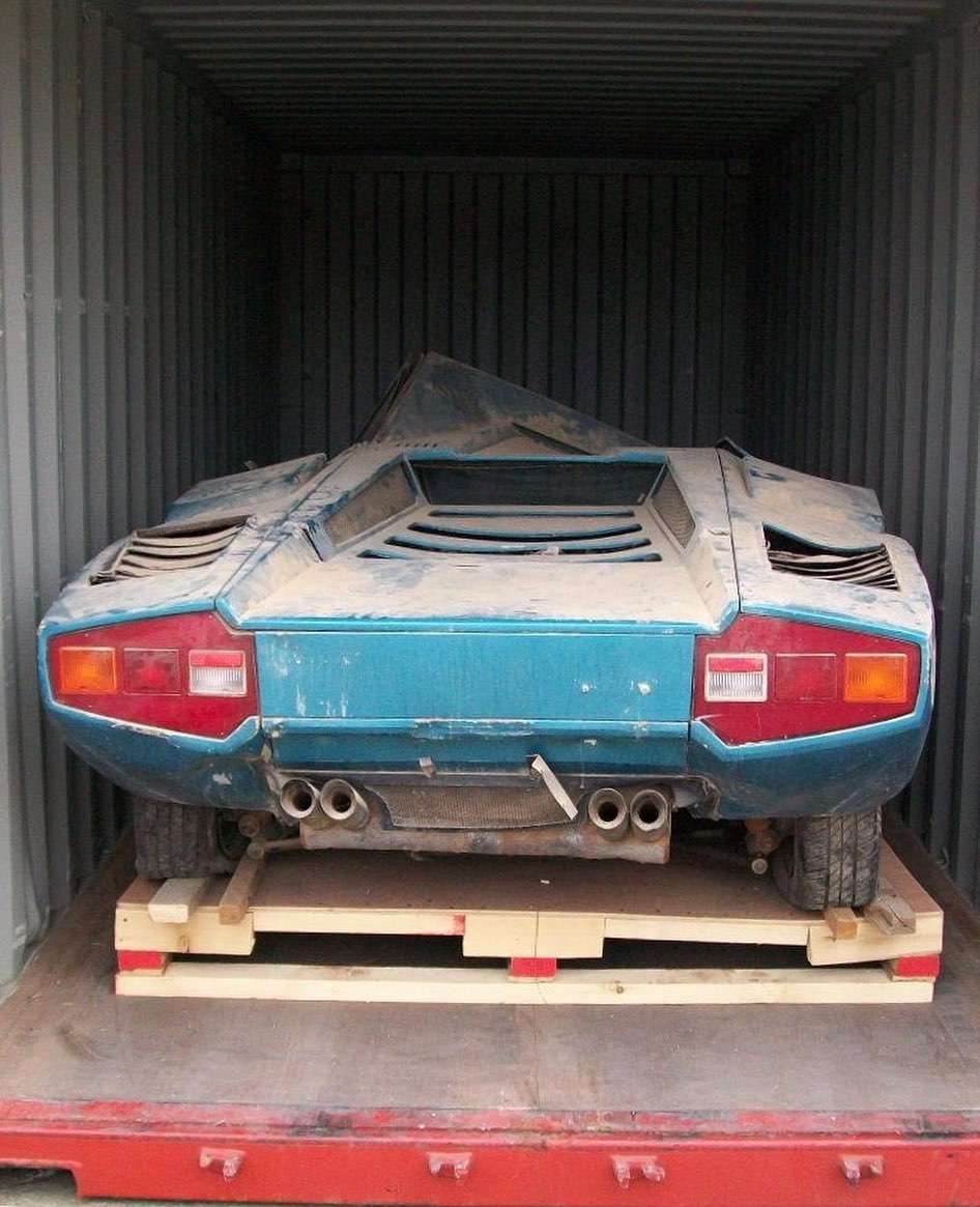 Chiếc si&ecirc;u xe Lamborghini Countach n&agrave;y đ&atilde; bị giữ trong gara trong suốt 40 năm