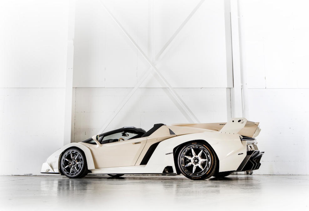 Chiếc Lamborghini Veneno Roadster này mới chạy hơn 300 km nên còn gần như mới