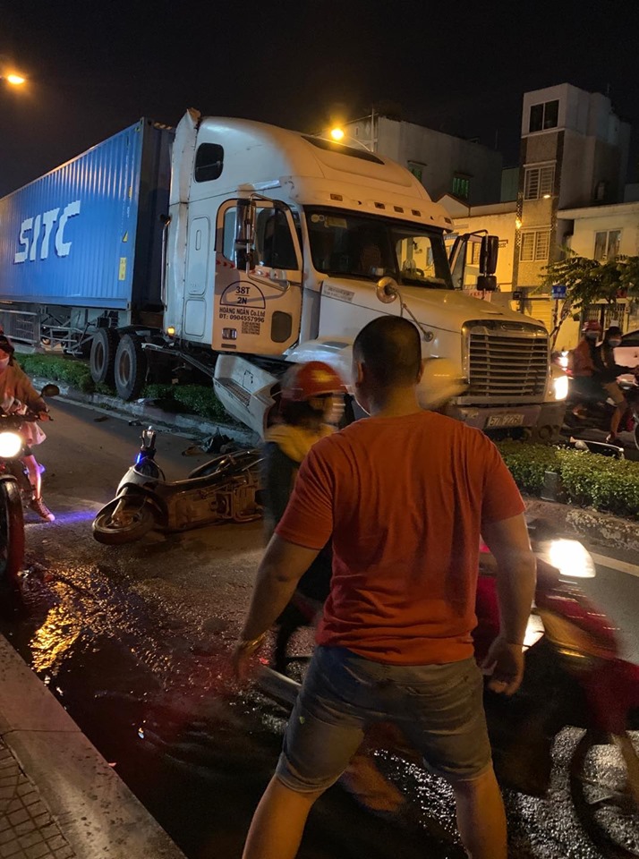 Vụ tai nạn khiến 3 người đi xe m&aacute;y bị thương