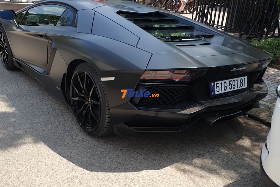 Ngoại thất chiếc si&ecirc;u xe Lamborghini Aventador LP700-4 khi lăn b&aacute;nh tại Ph&uacute; Quốc kh&ocirc;ng c&ograve;n bộ body kit của h&atilde;ng độ DMC