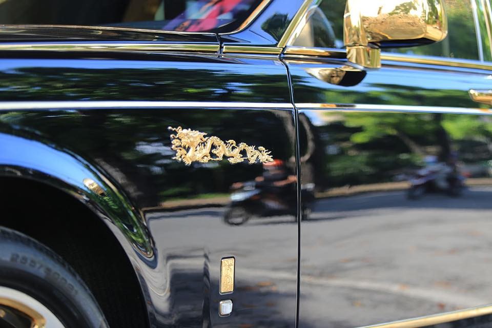 Biểu tượng rồng của Rolls-Royce Phantom mang biển H&agrave; Nội