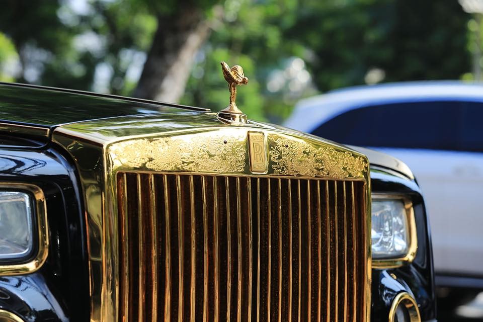 C&ograve;n đ&acirc;y l&agrave; lưới tản nhiệt của chiếc Rolls-Royce Phantom mạ v&agrave;ng 24k mang biển H&agrave; Nội