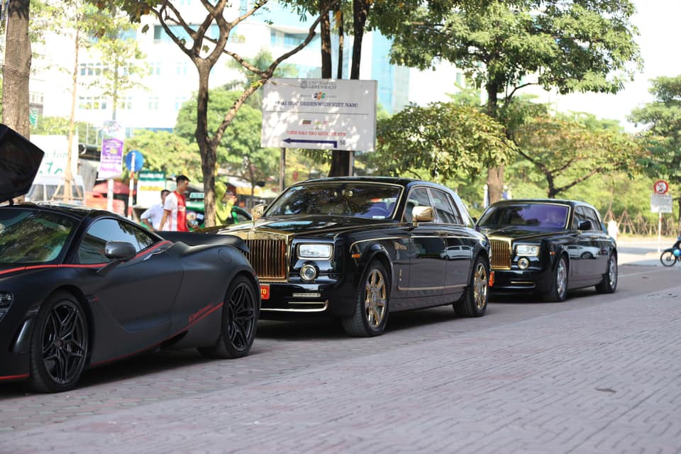 Cả hai chiếc Rolls-Royce Phantom n&agrave;y c&oacute; chung t&ocirc;ng m&agrave;u đen v&agrave; được mạ v&agrave;ng 24k