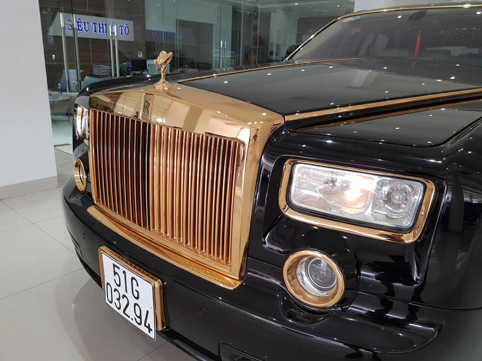 Lưới tản nhiệt của chiếc Rolls-Royce Phantom mạ v&agrave;ng 24k đang rao b&aacute;n 15 tỷ đồng