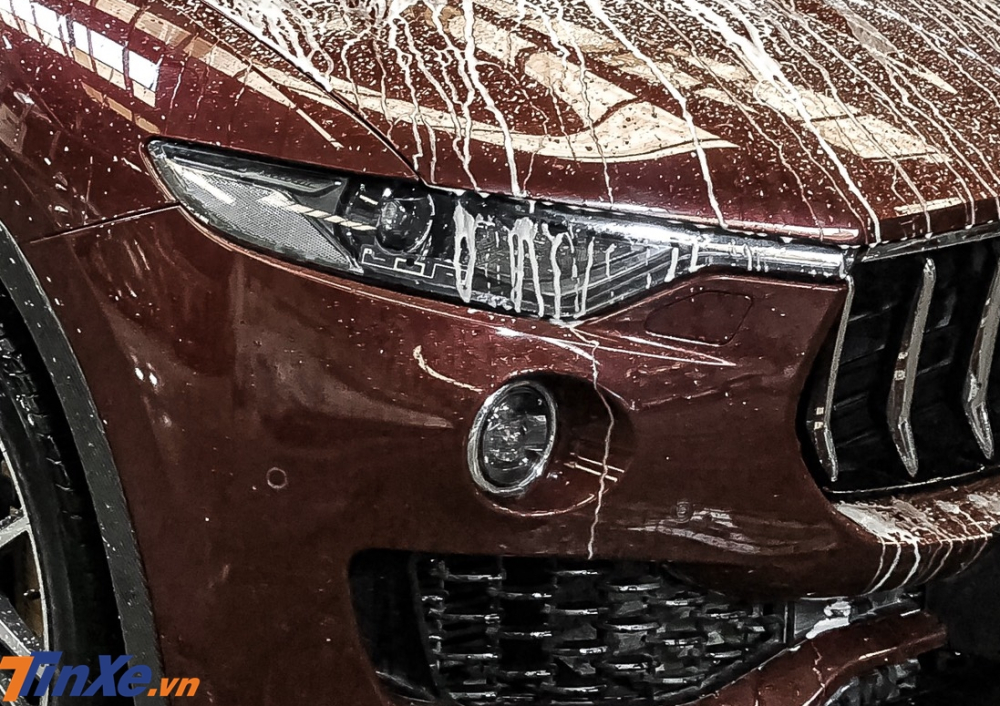 Đ&egrave;n pha của Maserati Levante thiết kế sắc sảo