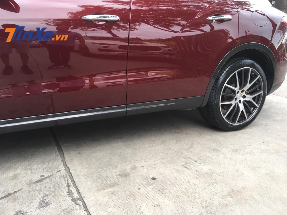 Nẹp sườn b&ecirc;n h&ocirc;ng xe cũng bằng carbon