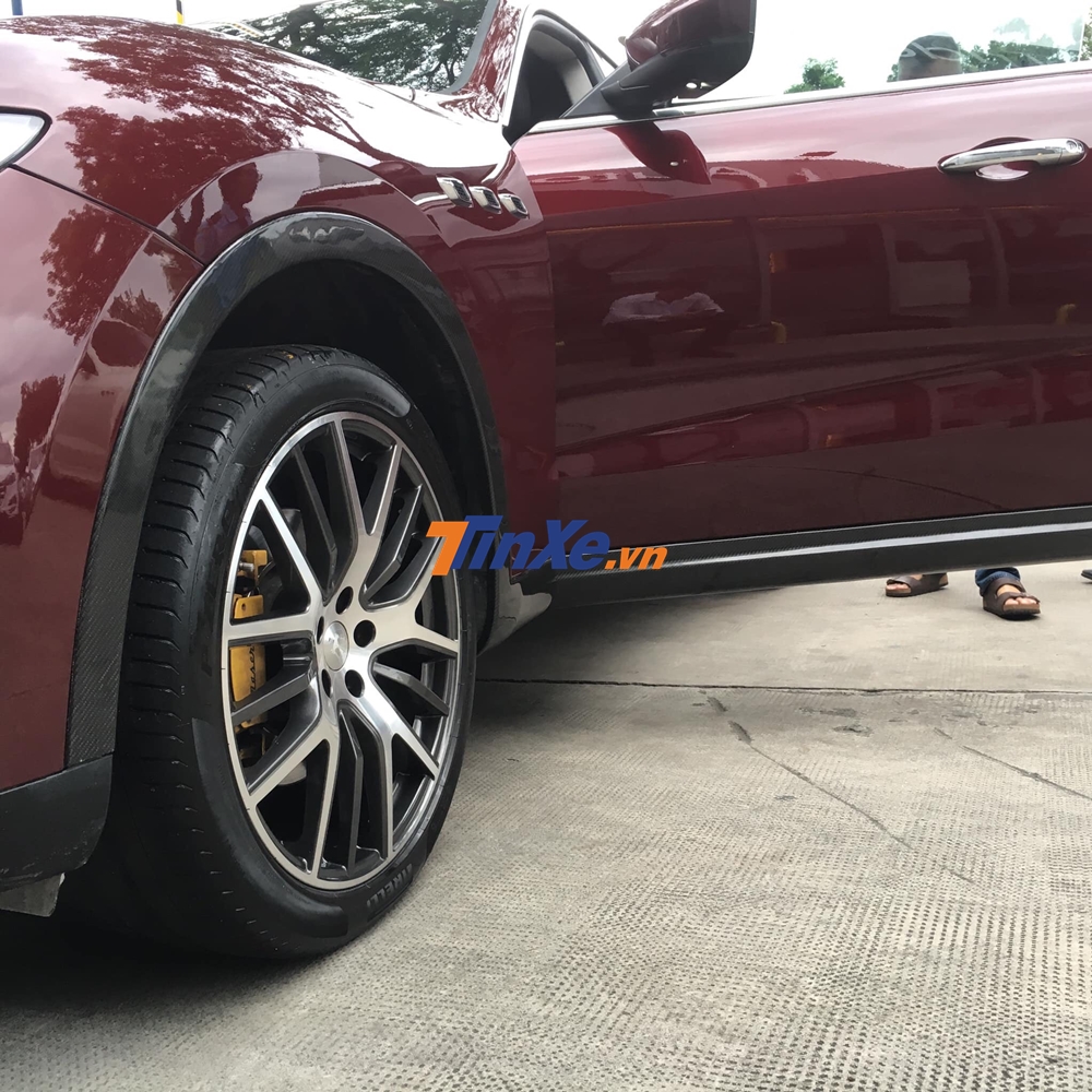 V&ograve;m b&aacute;nh xe được thay mới bằng carbon