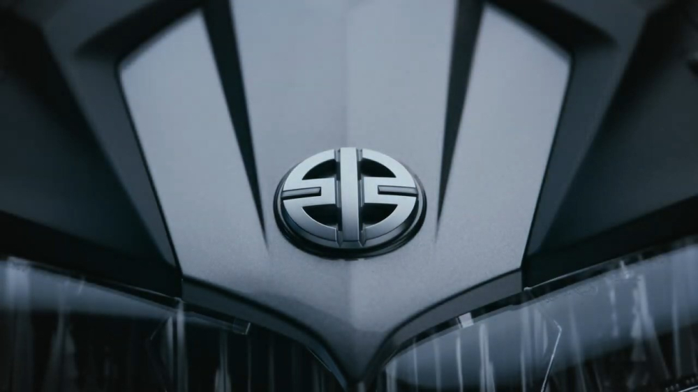 K&iacute;nh chắn gi&oacute; tr&ecirc;n đầu đ&egrave;n với logo cũ của Kawasaki trong qu&aacute; khứ