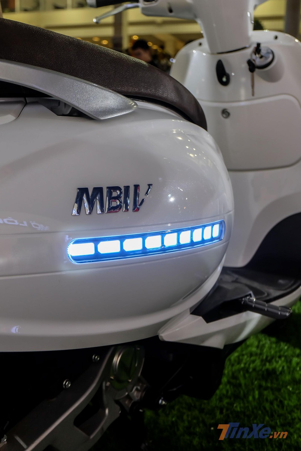 Đ&egrave;n định vị LED ở hai b&ecirc;n th&acirc;n xe