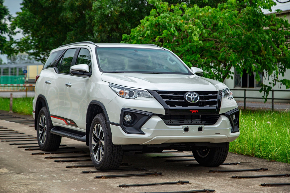 Sang th&aacute;ng 10, Toyota Fortuner tiếp tục đ&oacute;n nhận ưu đ&atilde;i khủng