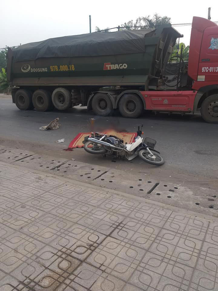Chiếc xe m&aacute;y của nạn nh&acirc;n nằm đổ cạnh lề đường