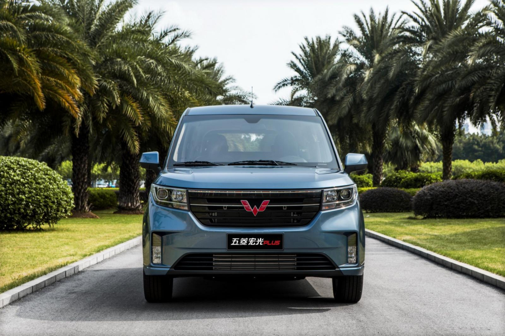 Cận cảnh thiết kế đầu xe của Wuling Hong Guang Plus 2020