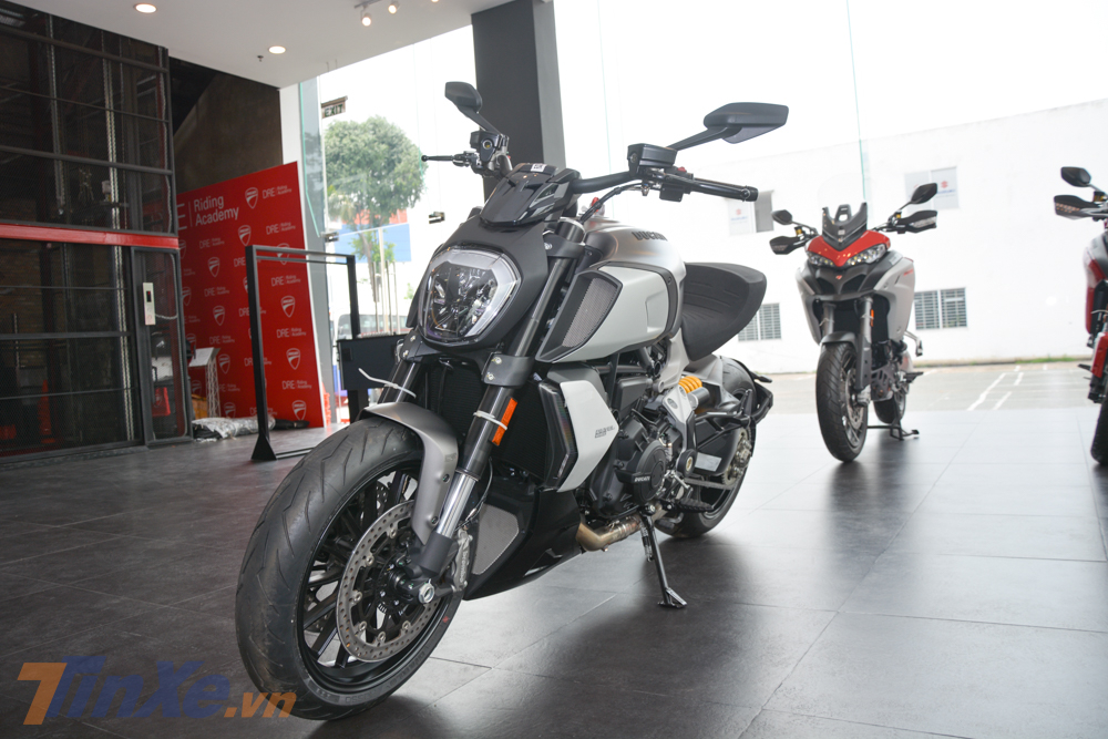 Hoa hậu Ducati Diavel 1260 đắt ngang một chiếc sedan hạng C đã về Việt Nam Hoa hậu Ducati Diavel 1260 đắt ngang một chiếc sedan hạng C đã về Việt Nam