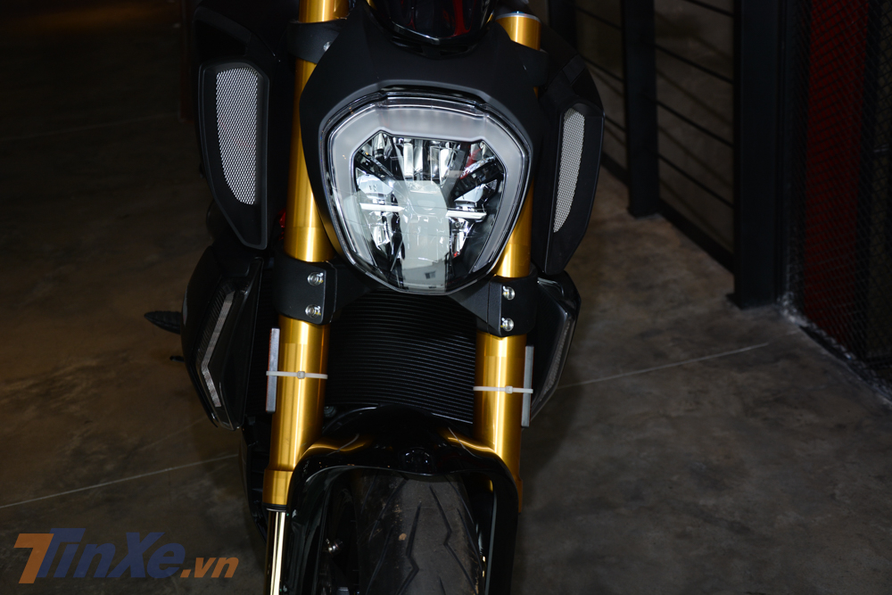 Ngoài ra là các trang bị khác như Ducati Diavel 1260S sử dụng phuộc của Ohlins Ngoài ra là các trang bị khác như Ducati Diavel 1260S sử dụng phuộc của Ohlins