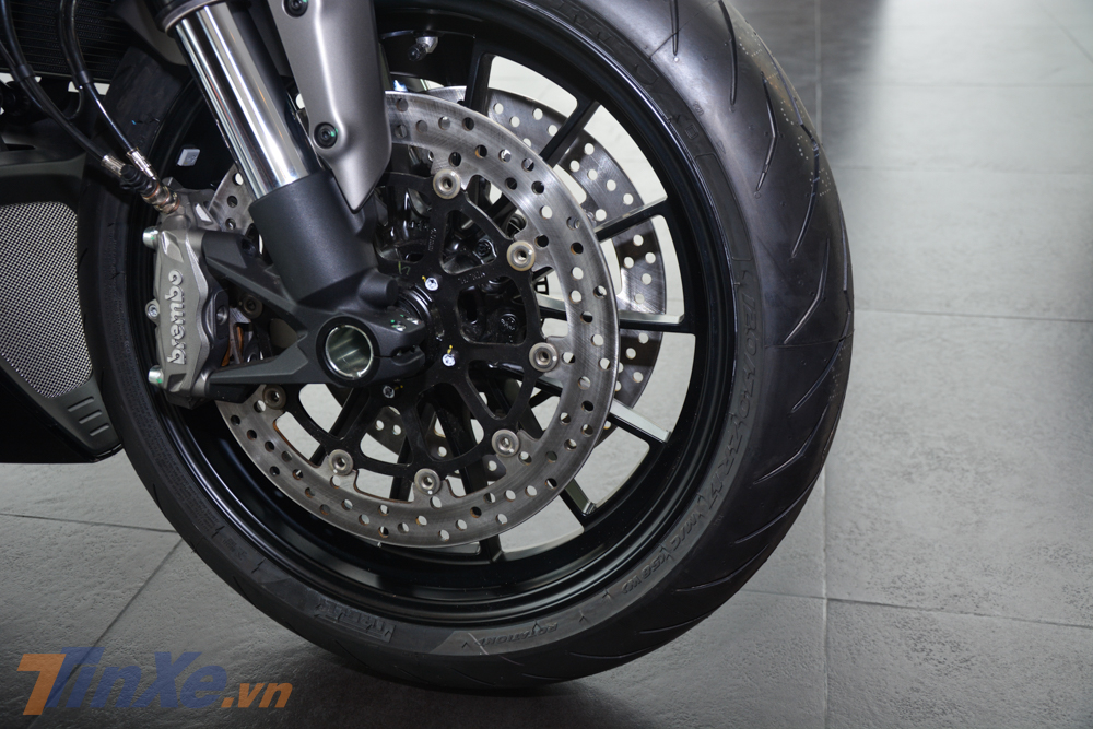 Hệ thống phanh hiệu suất cao đến từ Brembo và hệ thống chống bó cứng phanh của Bosch- Cornering ABS Evo Hệ thống phanh hiệu suất cao đến từ Brembo và hệ thống chống bó cứng phanh của Bosch- Cornering ABS Evo