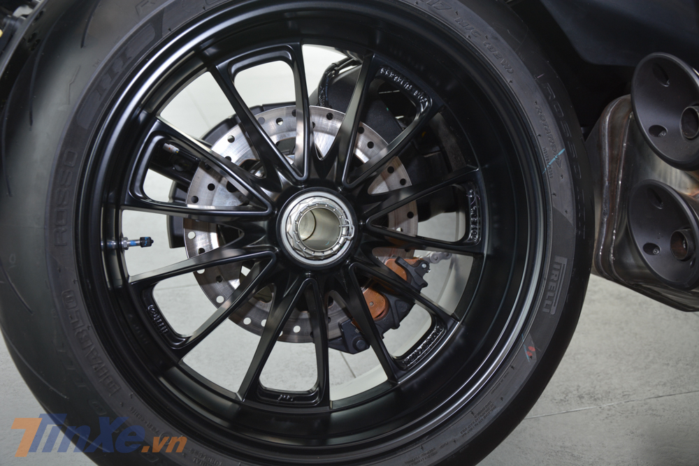 Còn đây là dàn chân của Ducati Diavel 1260 tiêu chuẩn Còn đây là dàn chân của Ducati Diavel 1260 tiêu chuẩn