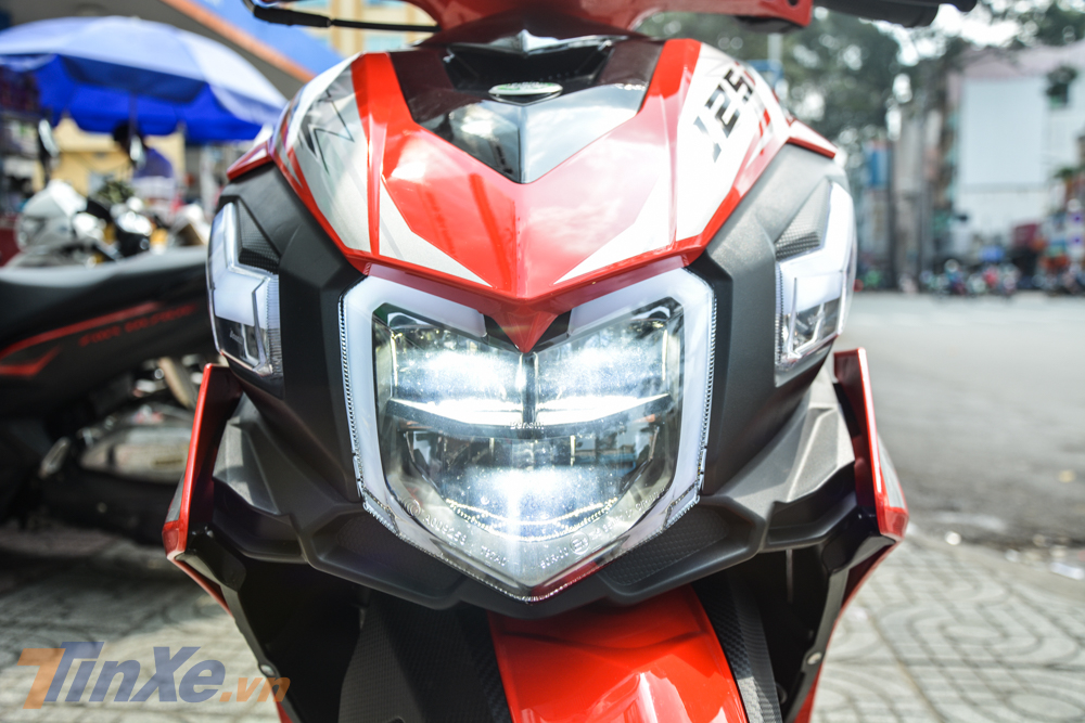 Đèn pha LED cùng dải đèn LED chiếu sáng ban ngày của Benelli VZ125i 2019 Đèn pha LED cùng dải đèn LED chiếu sáng ban ngày của Benelli VZ125i 2019