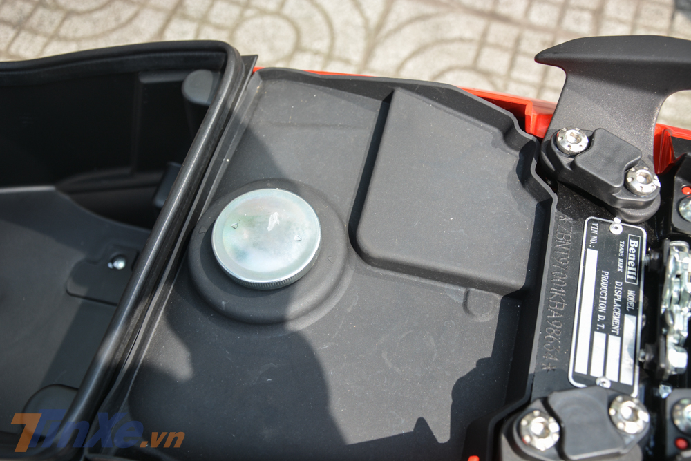 Dung tích bình xăng của Benelli VZ125i là 4,9 lít Dung tích bình xăng của Benelli VZ125i là 4,9 lít