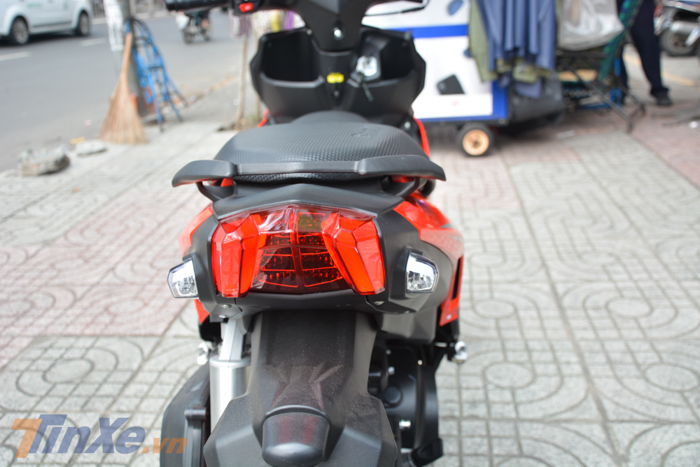 V&agrave; đ&acirc;y l&agrave; đ&egrave;n hậu của xe