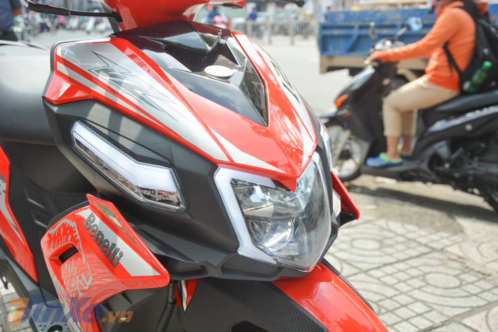 Cận cảnh đ&egrave;n pha của Benelli VZ125i 2019