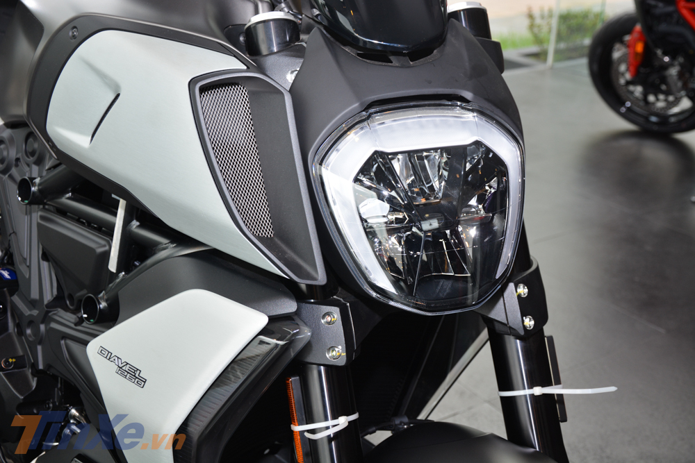 Cận cảnh thiết kế mặt tiền của Ducati Diavel 1260 Cận cảnh thiết kế mặt tiền của Ducati Diavel 1260