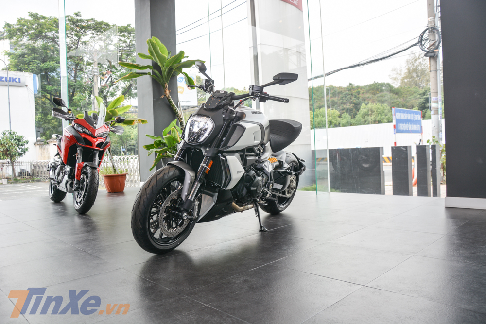 Giá xe Ducati Diavel 1260 chính hãng tại Việt Nam là 800 triệu đồng cho bản tiêu chuẩn Giá xe Ducati Diavel 1260 chính hãng tại Việt Nam là 800 triệu đồng cho bản tiêu chuẩn