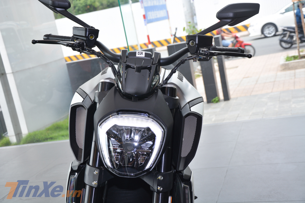Xe sở hữu đèn pha LED và dải đèn LED chiếu sáng ban ngày Xe sở hữu đèn pha LED và dải đèn LED chiếu sáng ban ngày