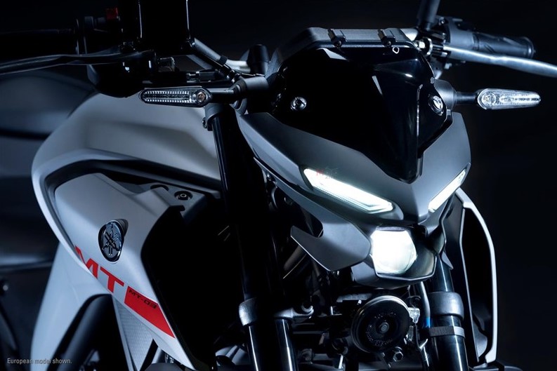 Đầu đèn Yamaha MT-03 mới khá giống đầu đèn của Yamaha MT-15, nhưng mang phong cách hầm hố, liền lạc và bắt mắt hơn