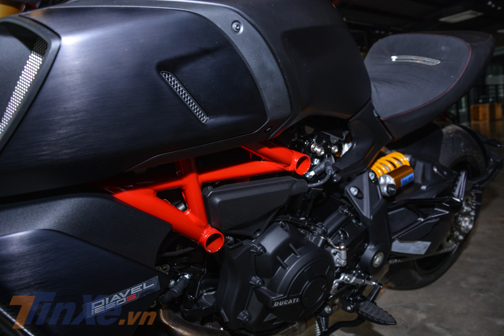 Ducati Diavel 1260S 2019 c&ograve;n c&oacute; khung xe v&agrave; logo S c&ugrave;ng t&ocirc;ng m&agrave;u đỏ