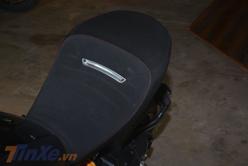 Y&ecirc;n xe kh&acirc;u chỉ đỏ v&agrave; tấm huy hiệu bằng kim loại tr&ecirc;n Ducati Diavel 1260S 2019