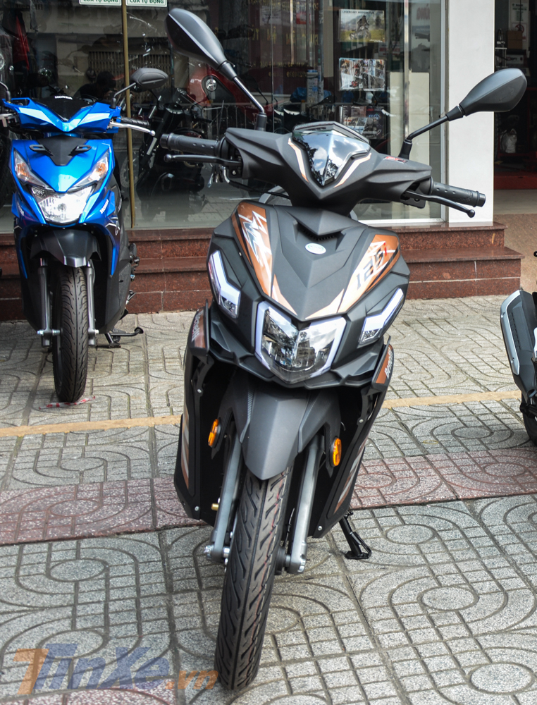 Cận cảnh chiếc xe tay ga Benelli VZ125i 2019 phiên bản đặc biệt có màu sơn đen mờ và tem màu nâu đất