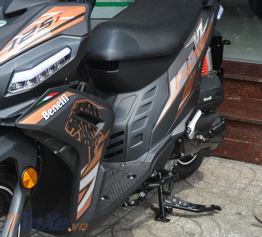 Những điểm nhấn trên bộ áo đen mờ của Benelli VZ125i 2019 phiên bản đặc biệt còn có logo sư tử bên hông xe màu nâu đất