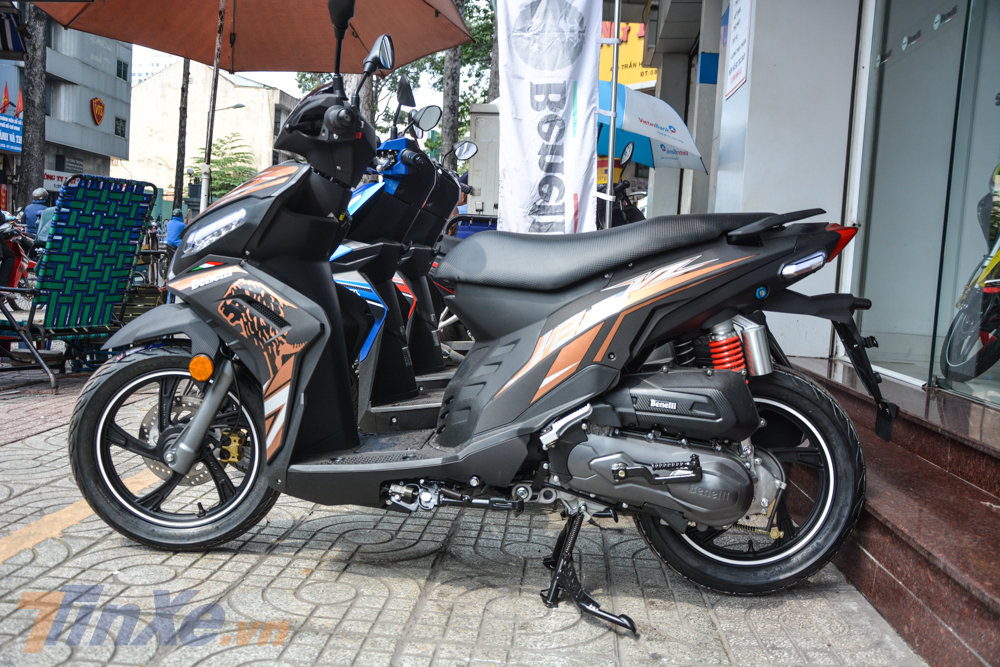 Nhìn ngắm Benelli VZ125i 2019 phiên bản đặc biệt với bộ áo đen mờ và tem nâu đất cá tính.