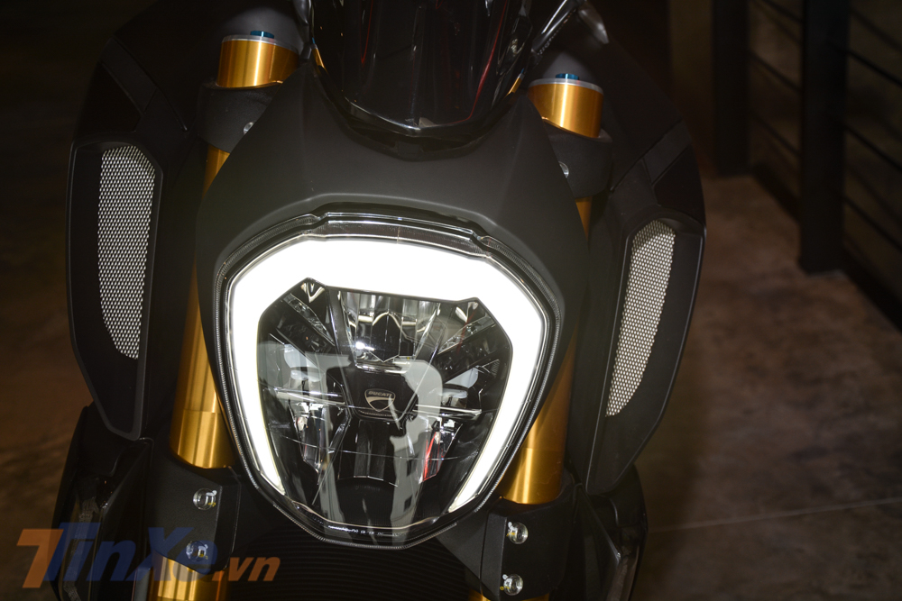 Đ&egrave;n pha LED tr&ecirc;n Ducati Diavel 1260S 2019