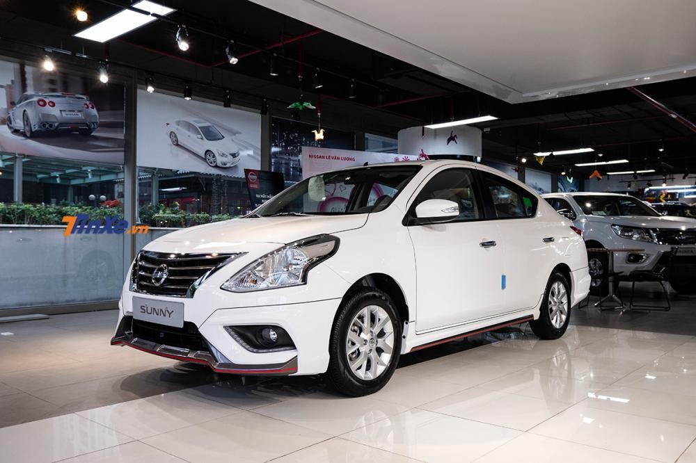 Nissan Sunny trong th&aacute;ng 10 chỉ được tặng bộ thảm s&agrave;n