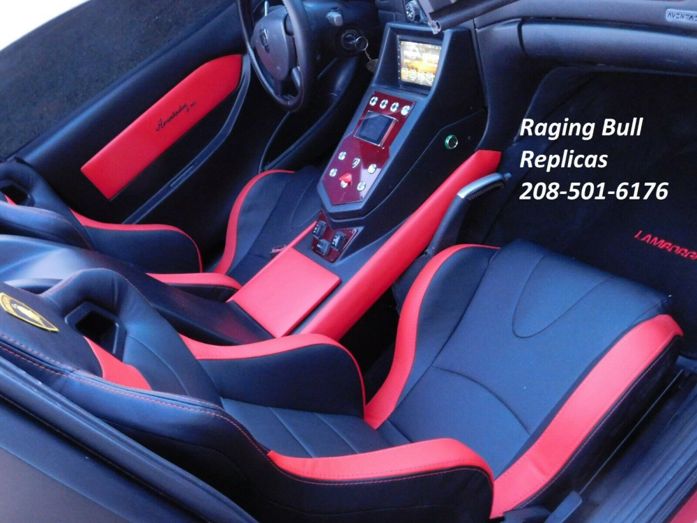 B&ecirc;n trong chiếc Lamborghini Aventador Roadster l&agrave; nội thất bọc da m&agrave;u đỏ phối đen