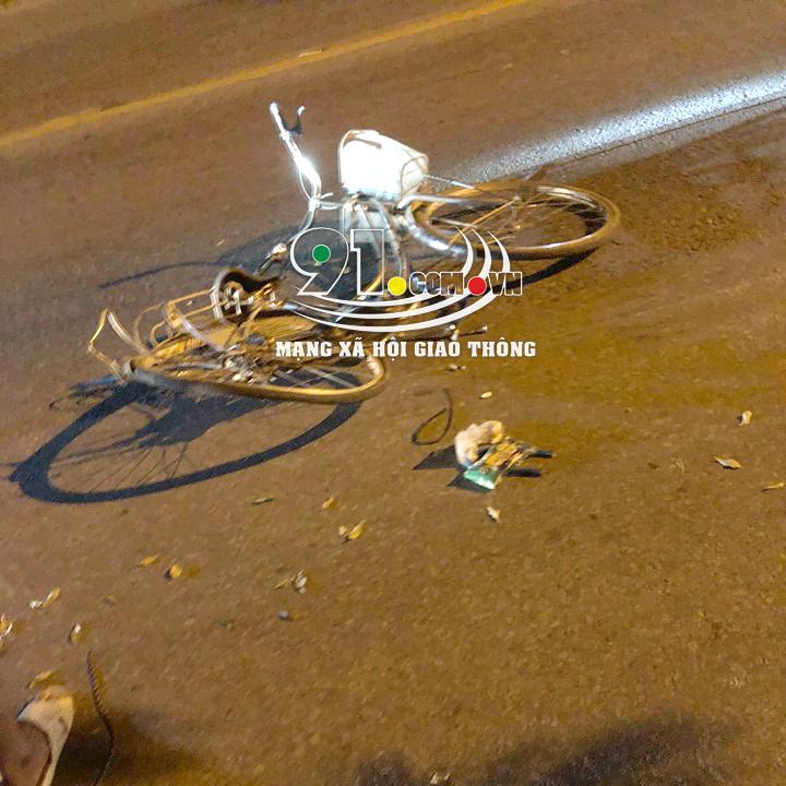 Chiếc xe đạp của 2 b&agrave; ch&aacute;u tại hiện trường vụ tai nạn