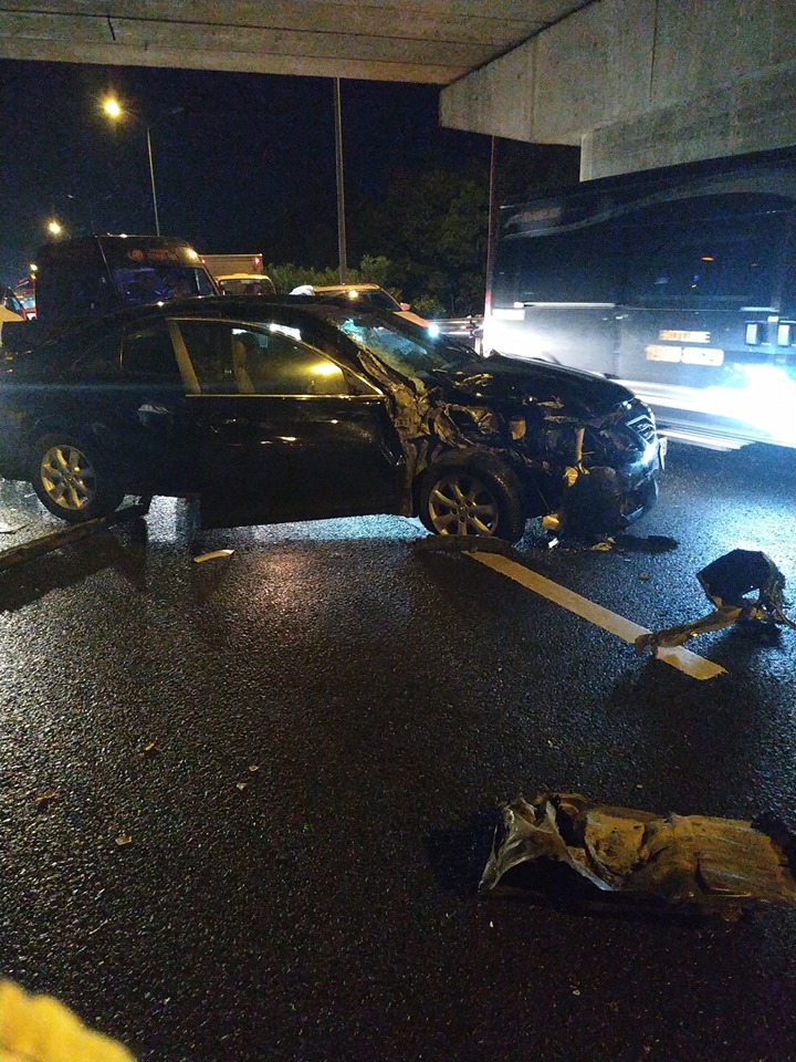 Chiếc Toyota Camry bị hỏng kh&aacute; nặng sau vụ tai nạn