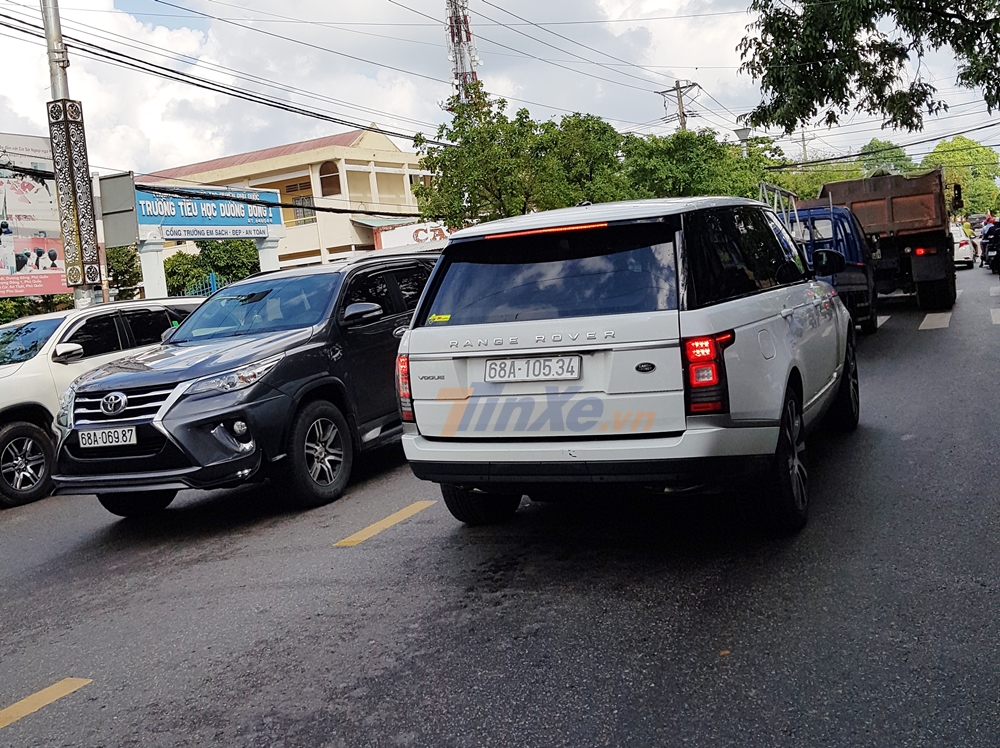 Chiếc SUV hạng sang Range Rover Autobiography n&agrave;y thuộc bản cũ