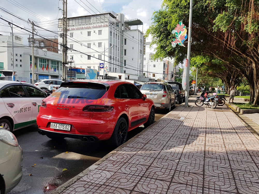 Nh&agrave; gi&agrave;u Ph&uacute; Quốc rất y&ecirc;u th&iacute;ch d&ograve;ng xe SUV hạng sang