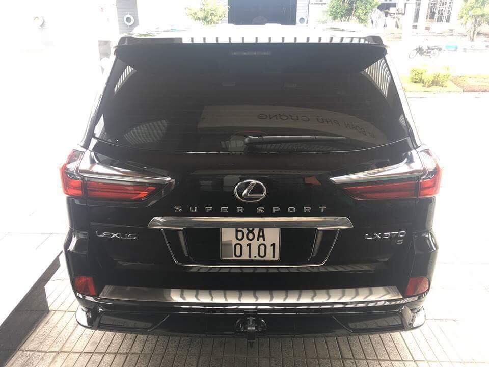  Biển kiểm so&aacute;t của chiếc Lexus LX570 Super Sport 2018 đầu ti&ecirc;n tại Ki&ecirc;n Giang cũng rất đẹp mắt với cặp 01 lặp lại ở 4 con số cuối 