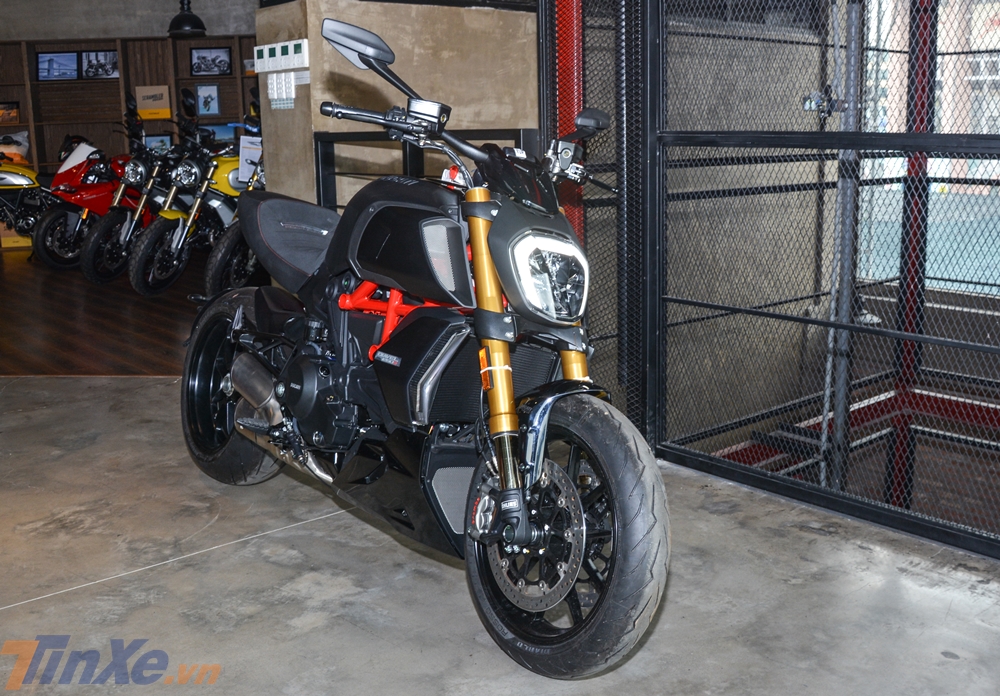 Trong khi đó, phiên bản đặc biệt Ducati Diavel 1260S lại có mức giá lên đến 900 triệu đồng