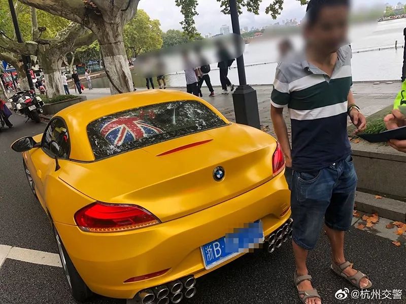Người này cho rằng xe mình đã sửa đổi bất hợp pháp nên bị cảnh sát kiểm tra