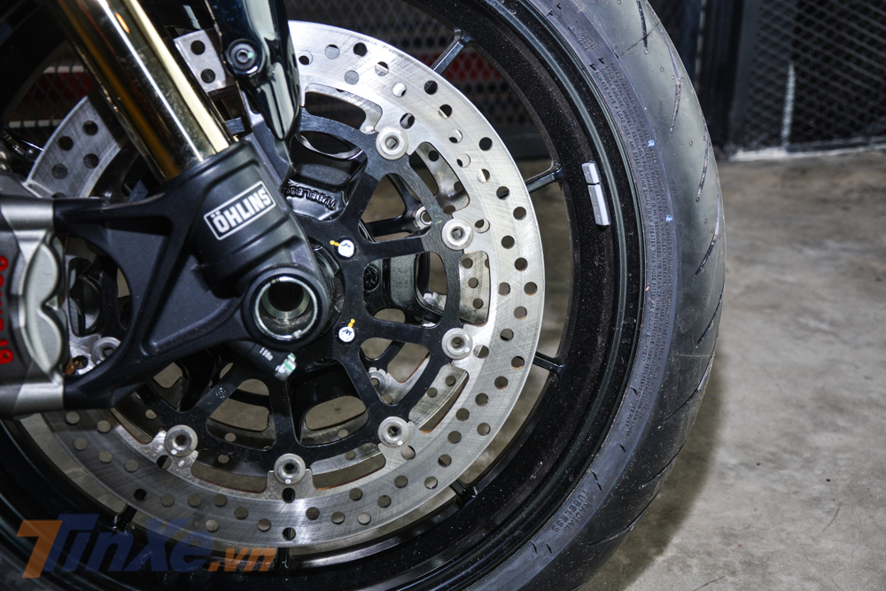 Ducati Diavel 1260S 2019 vẫn sử dụng cặp đĩa trước có đường kính 320 mm nhưng đi kèm đó là kẹp phanh Brembo M50 cao cấp hơn